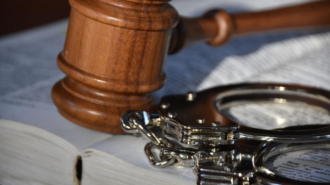 Materi Penegakan hukum di indonesia.pptx Dampak Politik Terhadap Penegakan Hukum Di Indonesia